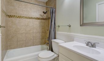 132 Sutton Pl 132, Bloomfield, CT 06002