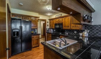 104 Caulder Dr, Chickasha, OK 73018