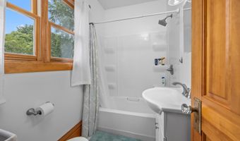27 Center St, Algonquin, IL 60102