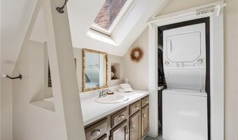 60 Division St, Newport, RI 02840