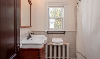 17 Lincoln St, Newport, RI 02840