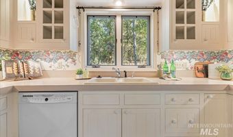 9734 Moore Dr, Cascade, ID 83611