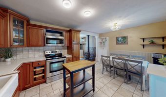24 Hillside Cir, Brookfield, CT 06804