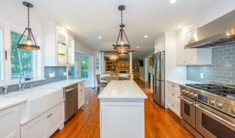 15 Tanglewood Dr, Andover, NJ 07848