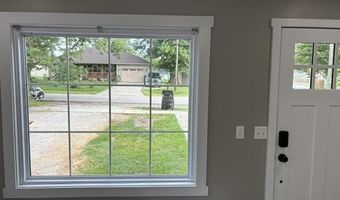 613 E Highland St, Aurora, MO 65605
