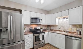 712 Woodside Trails Dr 102, Ballwin, MO 63021