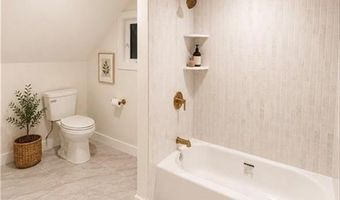 61 Applegate Rd, Cranston, RI 02920