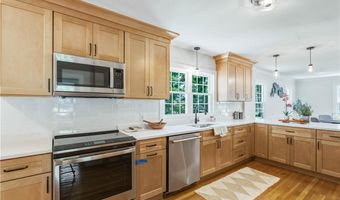 3 Sundale Rd, Cranston, RI 02921
