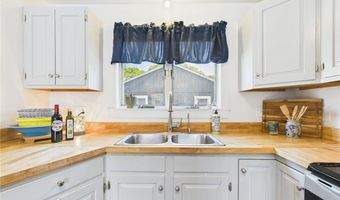 34 Beach Plum Rd, Narragansett, RI 02882