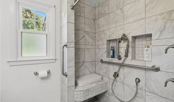 6 Lakewood Dr, Narragansett, RI 02882
