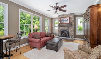 35 Shinnecock Hills Dr, Albany, NY 12205
