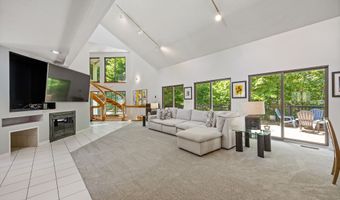 25 Surrey Dr, Cheshire, CT 06410