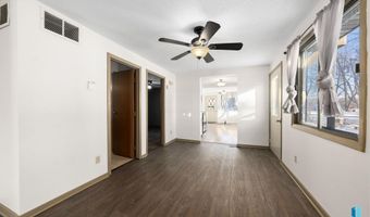 702 S 3rd St, Beresford, SD 57004