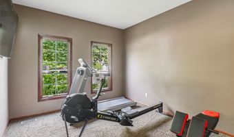946 11th Ave SE, Altoona, IA 50009