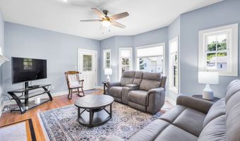 136 Pond View Cir 136, Beacon Falls, CT 06403