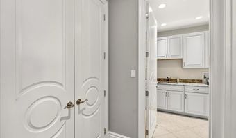 295 Meadowbrook Country Club Est, Ballwin, MO 63011