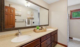 1331 N BRIARCLIFF Dr, Appleton, WI 54915