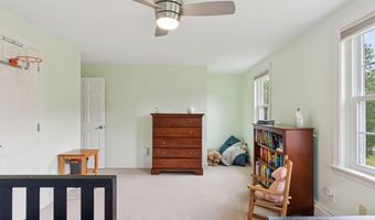 2 Winsome Lea Rd, Falmouth, ME 04105