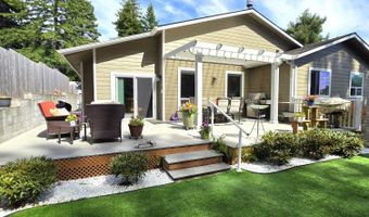 917 5 7TH St, Brookings, OR 97415