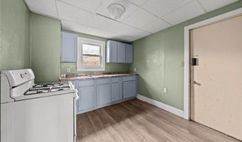 884 Lovers Ln, Akron, OH 44306