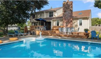 66 Foxglove Dr, Cranston, RI 02920