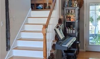 4 Spinnaker Dr, East Providence, RI 02915