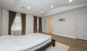 25 White Oak Ln, Aberdeen, NJ 07747