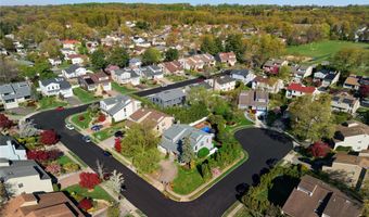 2 Crest Hollow Ln, Albertson, NY 11507