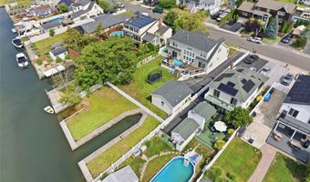 34 Meadow Ln, Amityville, NY 11701