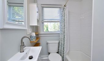 18 Lakeview Dr, Narragansett, RI 02882