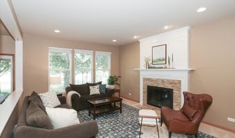 8 Hithergreen Ct, Algonquin, IL 60102