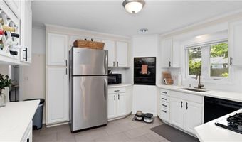 48 Flagg Ave, Warwick, RI 02886