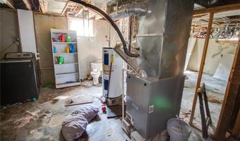 2020 Country Club Dr, Alton, IL 62002