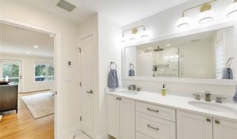 11 Shields St, Newport, RI 02840