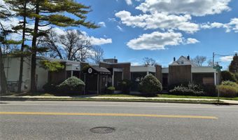 121 W Oak St, Amityville, NY 11701