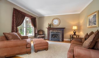 35 Shinnecock Hills Dr, Albany, NY 12205