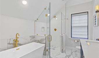 11 Sunshine Ct, Newport, RI 02840