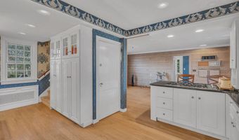 911 Middletown Lincroft Rd, Middletown, NJ 07748