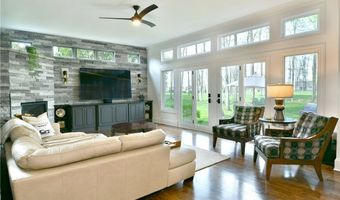 460 Club Dr, Aurora, OH 44202