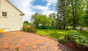 5 Phillips Rd, Falmouth, ME 04105