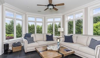1 Stoneridge Dr, Albany, NY 12211