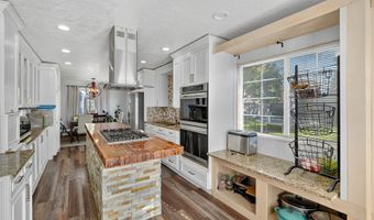 301 13th Ave NW, Altoona, IA 50009