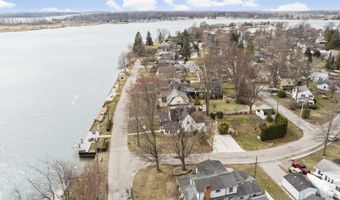 206 Edgewater Dr, Algonac, MI 48001