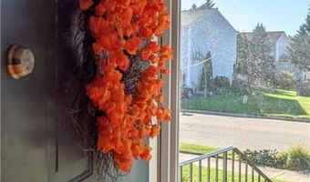 4 Spinnaker Dr, East Providence, RI 02915