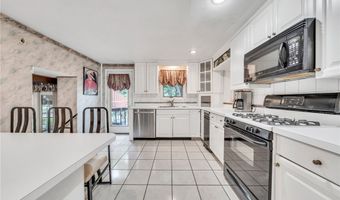 8 Countryside Ct, Amherst, NY 14221