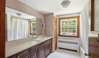247 W Main Rd, Middletown, RI 02842