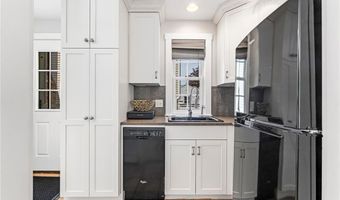 7 Florence Ave, Newport, RI 02840