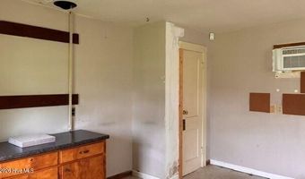 17 Moore St, Andrews, NC 28901