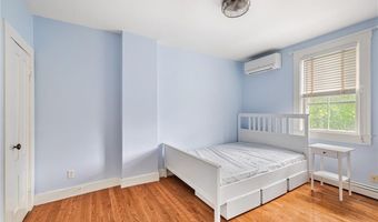 7 Marsh St, Newport, RI 02840