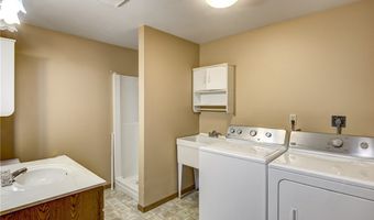 911 Woodglen Ct, Altoona, WI 54720